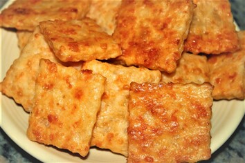 Garlic-Asiago Cheese Crackers Picture
